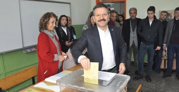 Vali Aksoy Oyunu Kullandı