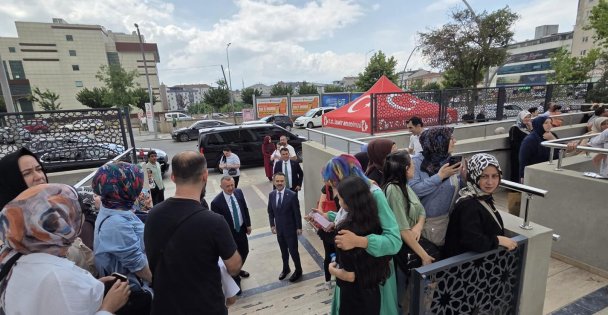 Vali Aktaş ve Başkan Büyükakından Liselere Giriş Sınavı Kapsamında Çocuklarını Bekleyen Velileri Ziyaret