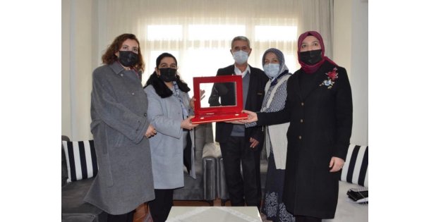 Vali Bey'in eşi Dünya Markası Hereke halısına sahip çıkmalı