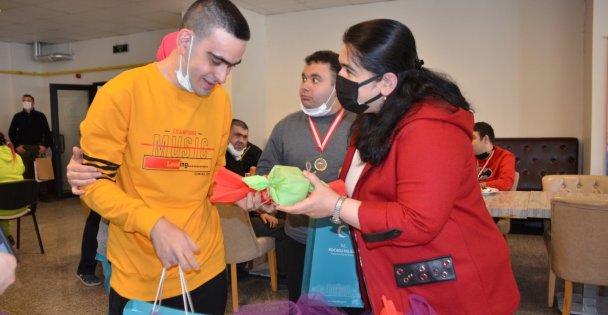 Vali Eşinden Anne Şevkati