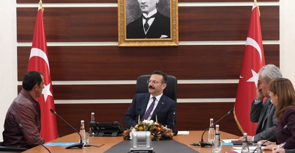 Vali halk gününde vatandaşları dinliyor