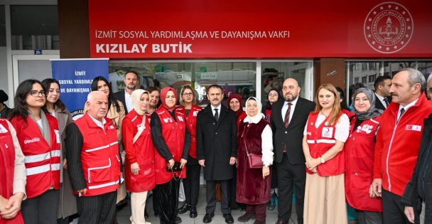 Vali İlhami Aktaş, 'İzmit SYDV Kızılay Butik” Mağazasını Ziyaret Etti