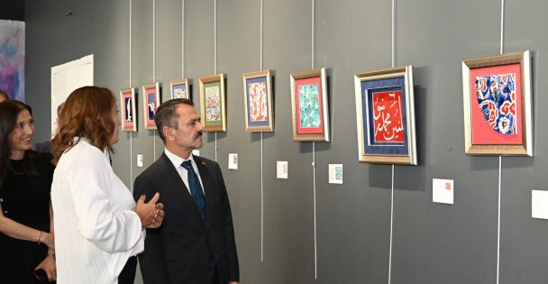 Vali İlhami Aktaş, Mirasın Peşinde: Dünya Müzelerinde Türk Çinileri Sergisi'ni Ziyaret Etti