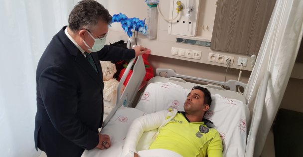 Vali Seddar Yavuz, yaralı polisi tedavi gördüğü hastanede ziyaret etti