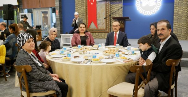 Vali Yavuz İlk İftarını Şehit Aileleri İle Açtı