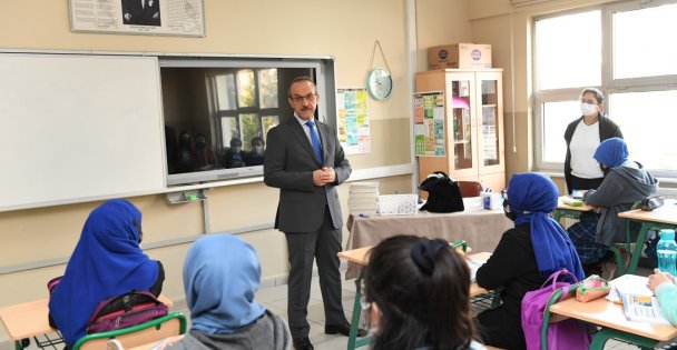 Vali Yavuz, Nuh Çimento İmam Hatip Ortaokulunu Ziyaret Etti