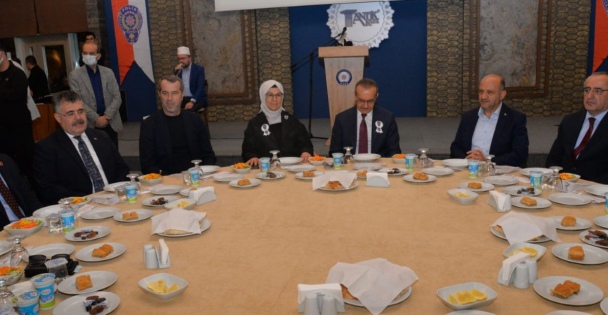 Vali Yavuz, Polislerle Birlikte İftar  Yaptı