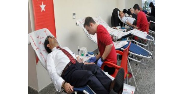 Vali'den kan bağışı kampanyasına destek