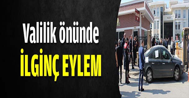 Valilik önünde ilginç eylem