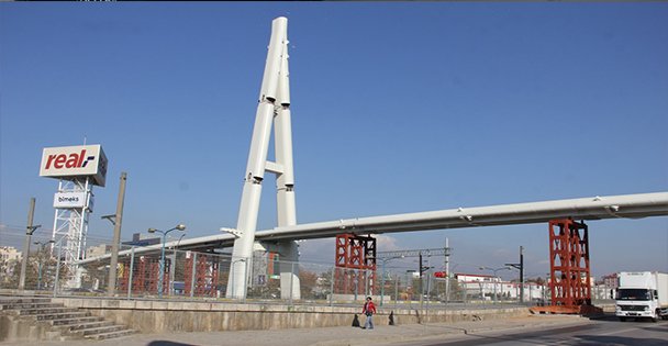 Valilik yaya köprüsü şekilleniyor