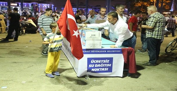 Vatan nöbetinde ikramlar Antikkapı'dan