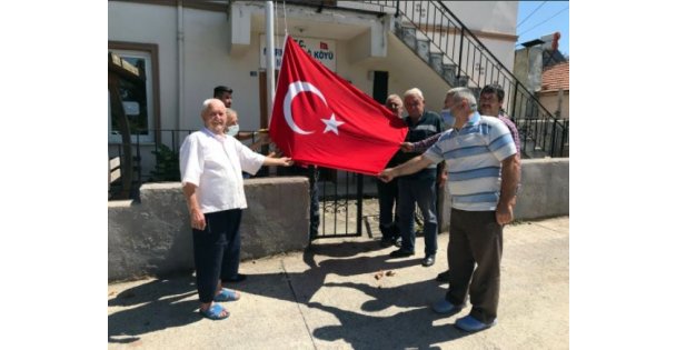 Vatandaş Türk Bayrağı istedi, Başkan Büyükakın yerine getirdi