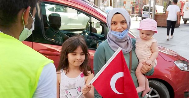 Vatandaşa bayrak dağıtıldı