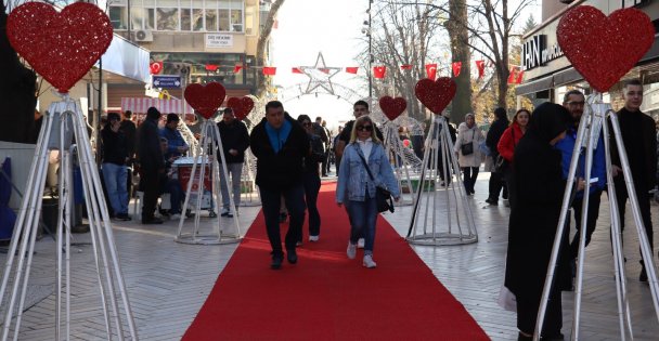 Vatandaşın Ayağına Kırmızı Halı Serildi