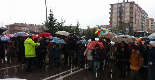 Veliler yol kapattı