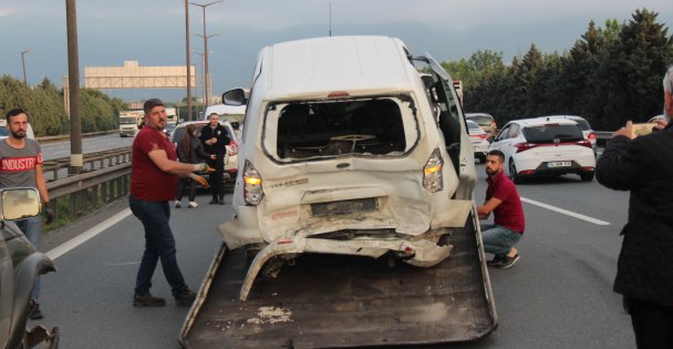 (VİDEOLU)Arıza Yapan Kamyon Zincirleme Kazaya Sebep Oldu: 2 Kişi Yaralandı