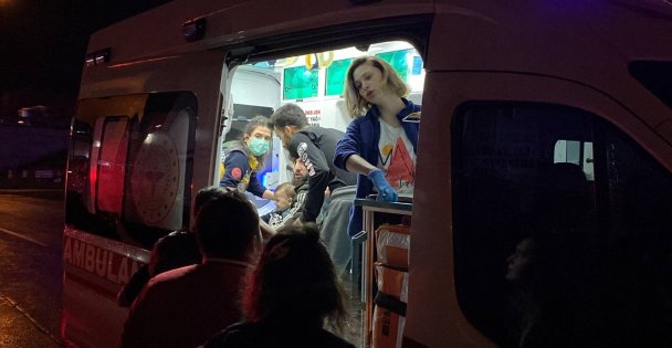 (VİDEOLU) Bebekle Binilen Elektrik Bisiklet Otomobil İle Çarpıştı: 3 Yaralı