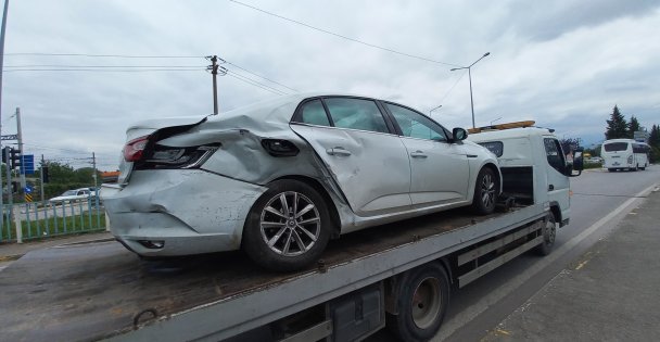 (VİDEOLU) Hatalı U Dönüşü Kazayı Beraberinde Getirdi: 1'i Çocuk 2 Yaralı