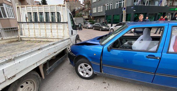 ( Vi̇deolu) Kamyonet İle Çarpışan Otomobilde 3 Kişi Yaralandı