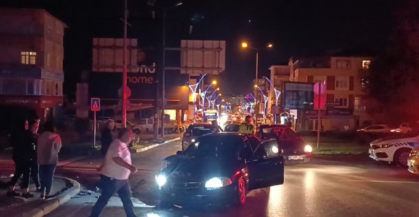 (VİDEOLU) Kavşakta Yaşanan Kaza Trafiği Kilitledi