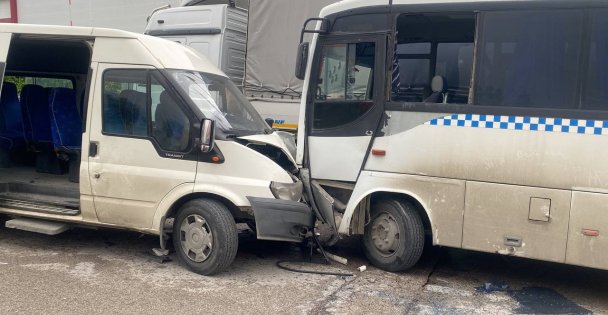 (VİDEOLU) İki İşçi Servisi Kafa Kafaya Çarpıştı: 6 Yaralı