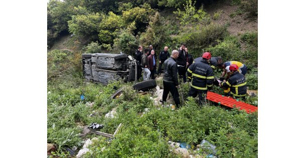 (Vi̇deolu) Kontrolden Çıkan Otomobil 150 Metrelik Uçuruma Yuvarlandı: 2 Yaralı