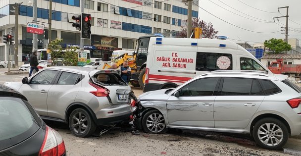 (Vi̇deolu) Otomobil Kırmızı Işıkta Bekleyen Araca Çarptı: 1 Yaralı