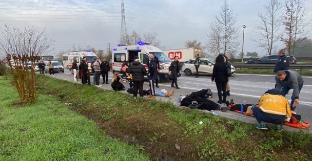 (VİDEOLU) Otomobil Yolcu Minibüsüne Çarptı, Ortalık Savaş Alanına Döndü: 17 Yaralı