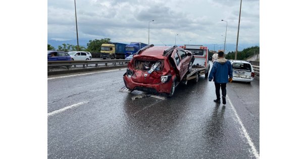 (VİDEOLU)  Tem'de 13 Araç Zincirleme Kazaya Karıştı, Trafik Felç Oldu: 5 Yaralı