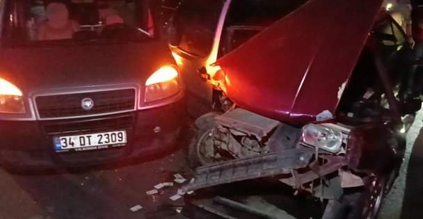 (VİDEOLU) Tem'de 3 Aracın Karıştığı Zincirleme Kaza: 4 Yaralı
