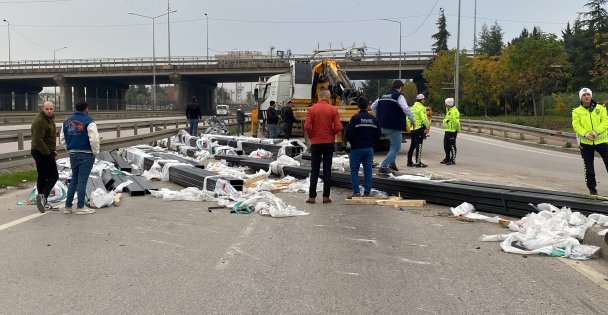 (VİDEOLU)Virajı Alamayan Tırdan Düşen Demir Profiller Yola Savruldu, Trafik Durdu