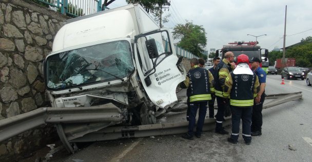 (Vi̇deolu) Yoldan Çıkan Otomobil Önce Bariyerlere Ardından Duvara Çarptı