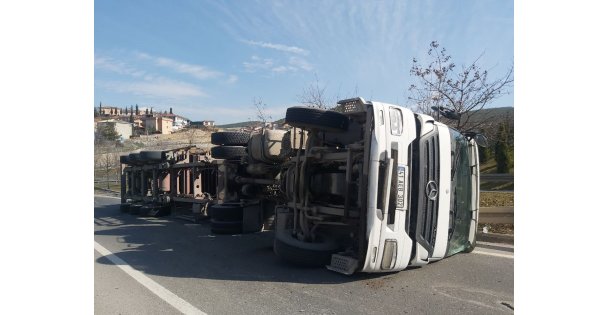 Viraja hızlı giren tır devrildi, sürücüsü yaralandı