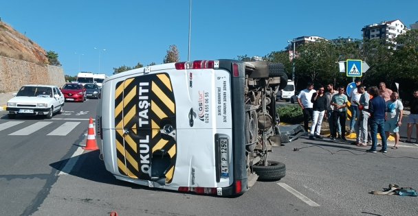 Virajı alamayan servis minibüsü devrildi: 1 yaralı
