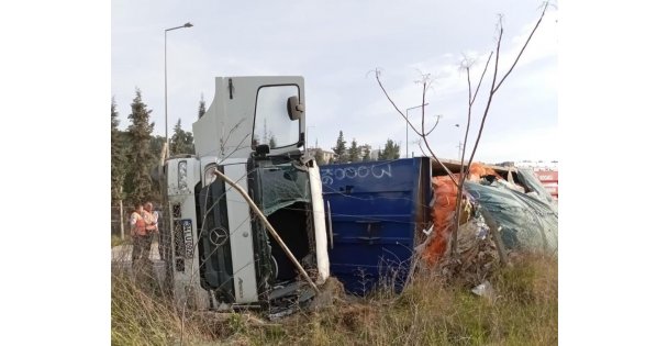 Virajı Alamayan Tır devrildi: 1 yaralı