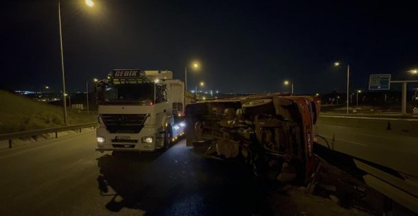 Virajı dönemeyen odun yüklü kamyon devrildi: 1 yaralı