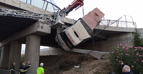 Viyadükte Askıda Kalan Tırın Sürücüsü Yaralandı