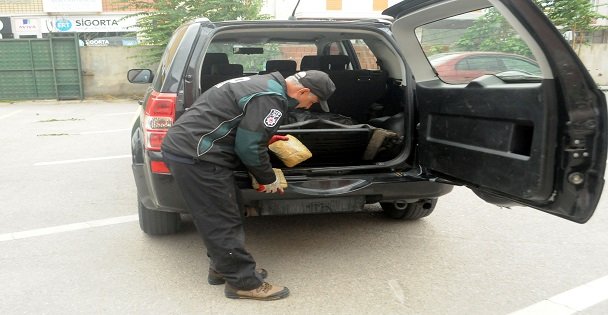 Yabancı plakalı cipte uyuşturucu ele geçirildi