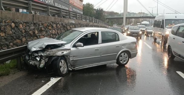 Yağış Sebebiyle Otomobil Bariyerlere Çarptı: 1 Yaralı