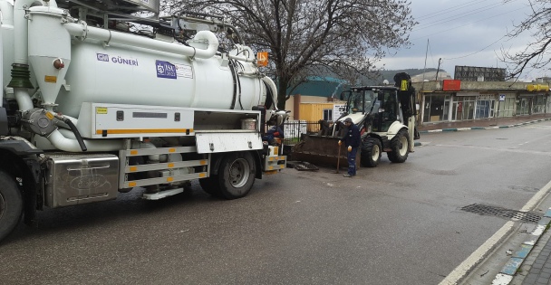 YAĞIŞLARA KARŞI İL GENELİNDE YAĞMURSUYU HATLARI TEMİZLİĞİ