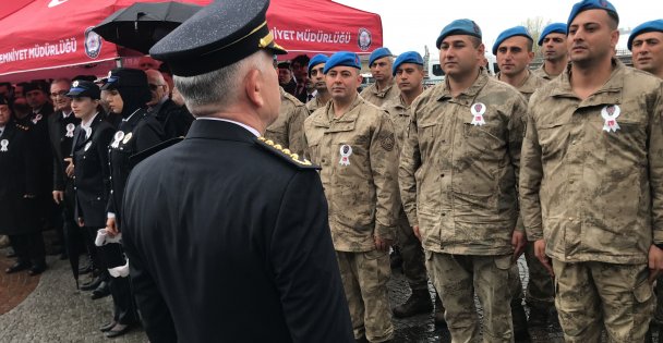 Yağmur altında Polis Günü kutlaması