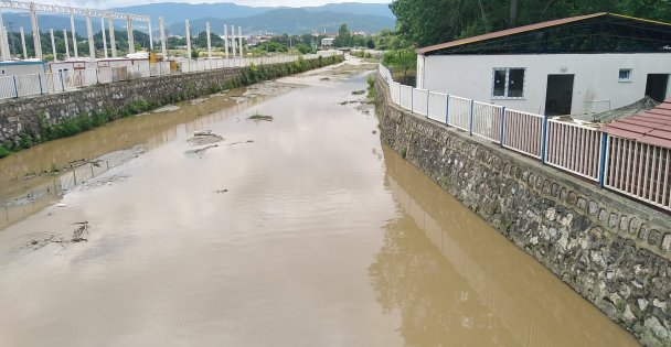 Yağmur körfezin rengini değiştirdi