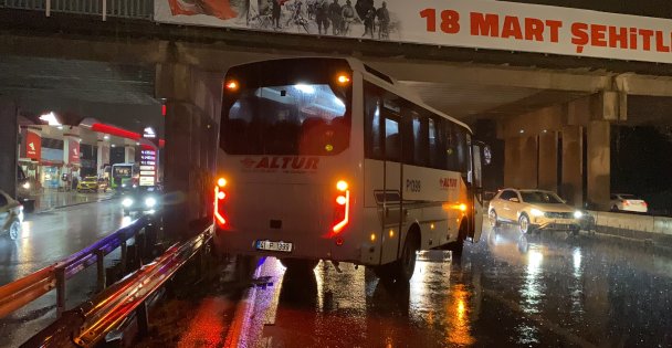 Yağmur Sebebiyle Kayganlaşan Yolda İşçi Servisi Bariyere Çarptı: 1 Yaralı