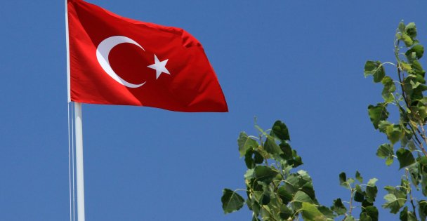 Yağmura Rağmen İstiklal Marşı Okuyan 2 Öğrenci Takdir Topladı