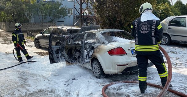 Yakıt aldıktan sonra otomobil alev aldı: 2 araç kullanılamaz hale geldi