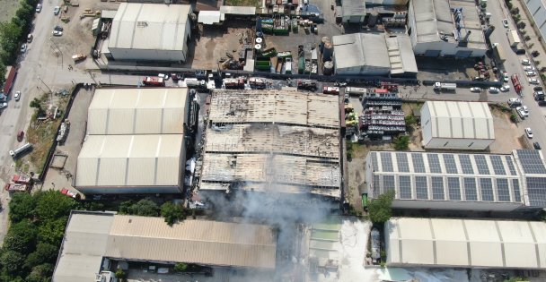 Yanan boya fabrikası bir saatte kontrol altına alınarak söndürüldü
