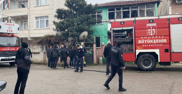 Yangına camları kırarak müdahale ettiler (VİDEOLU HABER)