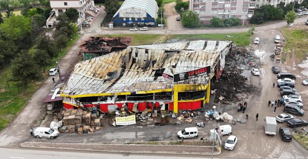 Yangında Küle Dönen Marketin Hasarı Havadan Görüntülendi