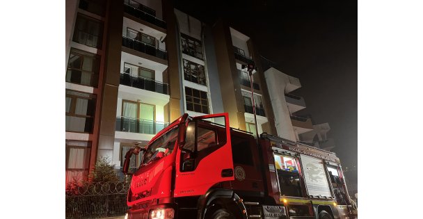 Yangında Mahsur Kalanları İtfaiye Kurtardı: 1'i Bebek 9 Kişi Dumandan Etkilendi