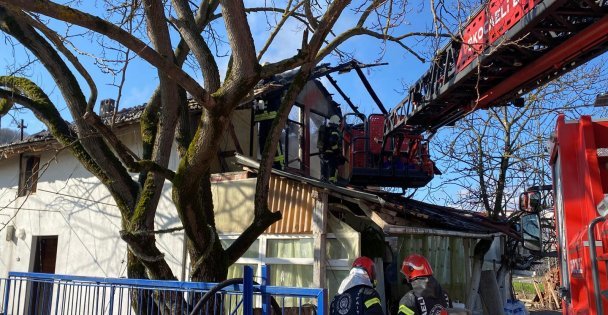 Yangını söndürmeye çalışan ev sahibi yaralandı